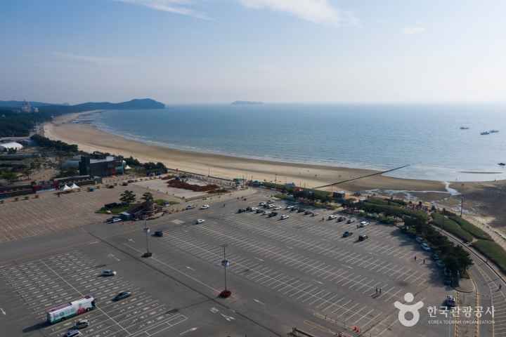 안면도 꽃지 해수욕장 앞의 넓은 주차장 이미지