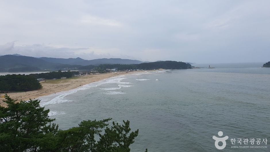 화진포 해수욕장의 넓은 해변을 촬영한 이미지