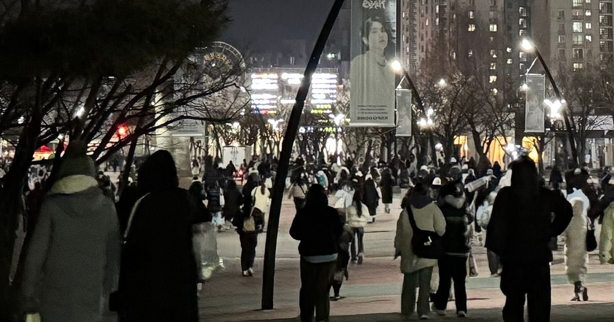 콘서트 종료 후 역으로 이동하고 있는 인파
